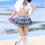 【写真特集 10枚】COLOR’z・風愛ことり、制服まくったイチゴ柄ビキニで照れ笑い＜近代麻雀水着祭2022＞