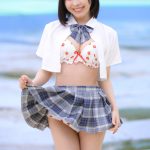 【写真特集 10枚】COLOR’z・風愛ことり、制服まくったイチゴ柄ビキニで照れ笑い<近代麻雀水着祭2022>