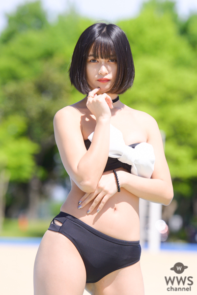 【写真特集 8枚】西山乃利子、黒髪ボブが風になびく大人セクシーな水着姿を披露！＜近代麻雀水着祭2022＞