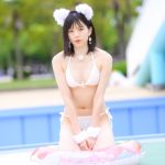 【写真 5枚】胡椒あや、フワフワな白猫ビキニで視線釘付け！＜近代麻雀水着祭2022＞