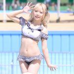 【写真特集 10枚】コスプレイヤー・千夢、太陽を反射する金髪ヘア＆透明肌で来場者を釘付け！＜近代麻雀水着祭2022＞