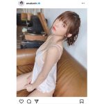 えなこ、キャミソールで魅せる透明肌＆上目遣いで悩殺！