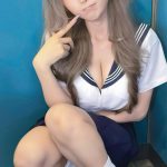 コスプレイヤー・カモミール、美谷間チラ見せのギャルセーラー服で誘惑！「早く夏こないかな〜！」