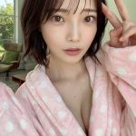 新谷姫加、ガウン姿で美谷間チラリ