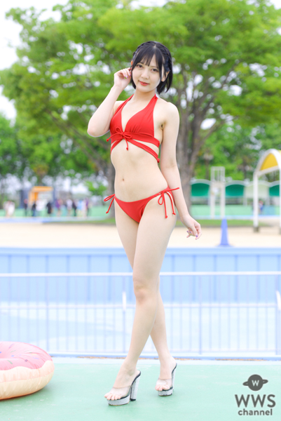 【写真特集 7枚】dela・藤本南、鮮烈な赤ビキニで魅せる透明美ボディで釘付け！＜近代麻雀水着祭2022＞