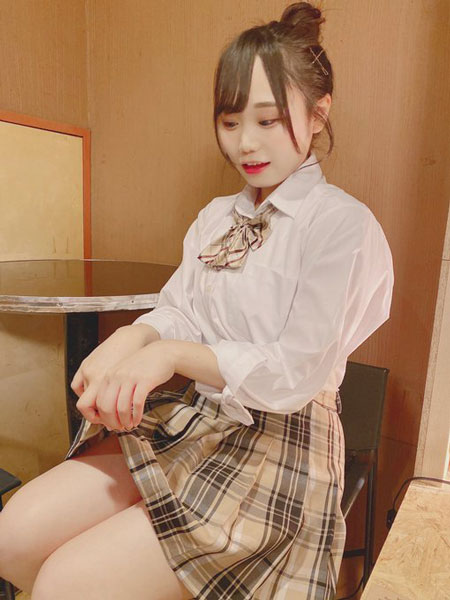 にゅ〜わ・本間のゆり「入る？」、制服スカートまくって太ももチラリ