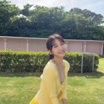 AKB48・柏木由紀、黄色ニットから美谷間チラリの笑顔オフショットに反響ぞくぞく！