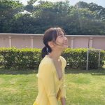 AKB48・柏木由紀、黄色ニットから美谷間チラリの笑顔オフショットに反響ぞくぞく！