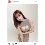 三上悠亜、タイトワンピースから美谷間チラ見せ！