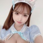 三上悠亜、タイトワンピースから美谷間チラ見せ！