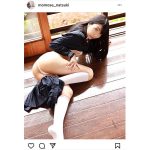 百瀬菜月「内緒だよ」、脱ぎかけセーラー服で誘惑