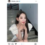 宮脇咲良、ミニ丈ワンピースで美谷間＆美脚チラ見せ