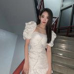 宮脇咲良、ミニ丈ワンピースで美谷間＆美脚チラ見せ