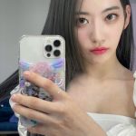 宮脇咲良、ミニ丈ワンピースで美谷間＆美脚チラ見せ