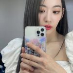 宮脇咲良、ミニ丈ワンピースで美谷間＆美脚チラ見せ