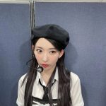 宮脇咲良、ミニ丈ワンピースで美谷間＆美脚チラ見せ