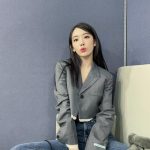 宮脇咲良、ミニ丈ワンピースで美谷間＆美脚チラ見せ