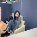 宮脇咲良、ミニ丈ワンピースで美谷間＆美脚チラ見せ