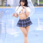 【写真特集 10枚】猫宮あすか、雨降るプールで制服フェチコスチュームを大胆披露！＜近代麻雀水着祭2022＞