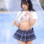 【写真特集 10枚】猫宮あすか、雨降るプールで制服フェチコスチュームを大胆披露!<近代麻雀水着祭2022>