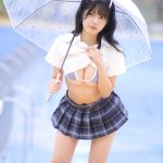 【写真特集 10枚】猫宮あすか、雨降るプールで制服フェチコスチュームを大胆披露！＜近代麻雀水着祭2022＞