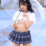 【写真特集 10枚】猫宮あすか、雨降るプールで制服フェチコスチュームを大胆披露！＜近代麻雀水着祭2022＞