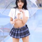 【写真特集 10枚】猫宮あすか、雨降るプールで制服フェチコスチュームを大胆披露！＜近代麻雀水着祭2022＞