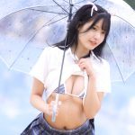 【写真特集 10枚】猫宮あすか、雨降るプールで制服フェチコスチュームを大胆披露！＜近代麻雀水着祭2022＞