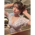 似鳥沙也加、胸元開きのワンピースから美谷間チラ見せ