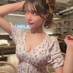 似鳥沙也加、胸元開きのワンピースから美谷間チラ見せ