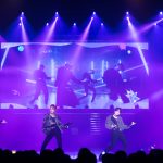 OWV、シルバーのジャケット姿で激しいダンスパフォーマンスを披露＜KCON 2022 Premiere＞