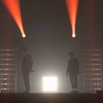 OWV、シルバーのジャケット姿で激しいダンスパフォーマンスを披露＜KCON 2022 Premiere＞