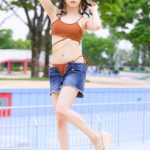 【写真特集 8枚】コスプレイヤー・紅羽りお、脱ぎかけデニムでフェチ感くすぐるビキニ姿で魅了！＜近代麻雀水着祭2022＞