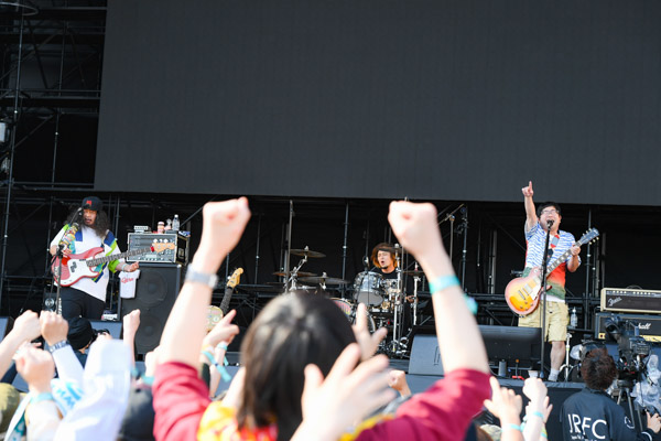 【ライブレポート】サンボマスターが泣かせるほど熱いメッセージで全員優勝のステージを展開！＜JAPAN JAM 2022＞