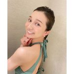 芹那、美谷間チラ見せのドレスコーデを披露