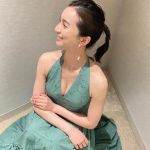 芹那、美谷間チラ見せのドレスコーデを披露