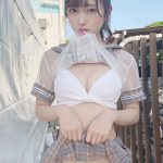 にゅ〜わ・桜井もも、制服まくって純白ビキニ大胆見せつけ！「刺激強すぎちゃいました？？」