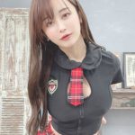 コスプレイヤー・いくみ「みたい？」、ネクタイまくって美谷間見せつけ！