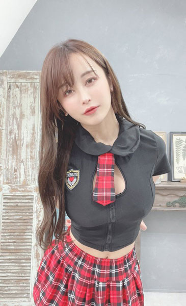 コスプレイヤー・いくみ「みたい？」、ネクタイまくって美谷間見せつけ！