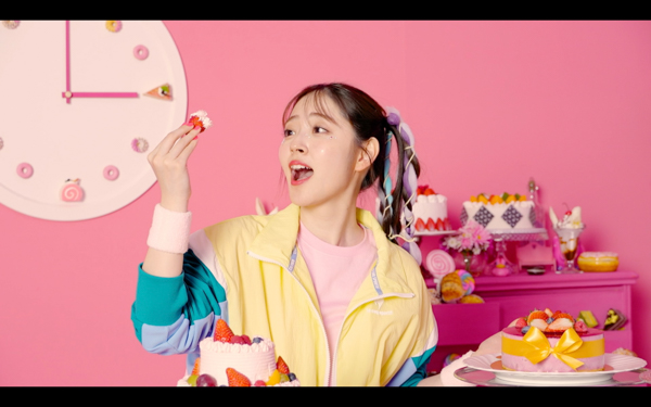 鈴木愛理、新曲「ハートはお手上げ」の撮影メイキング＆インタビュー映像が公開