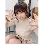 #2i2・十味、太ももチラ見せのニットワンピースコーデを披露