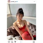 NMB48・上西怜、赤ビキニで美肌オフショットに歓喜の声！「情熱の赤」「世界一可愛い」