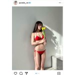 NMB48・上西怜、情熱的な赤ビキニで魅せる透明美ボディにファンうっとり