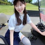 渡辺美優紀、ミニ丈ゴルフウェアで美脚チラリ！