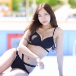 【写真 6枚】OS☆U・山本紗愛、黒水着で際立つ透明ボディを見せつけ！＜近代麻雀水着祭2022＞