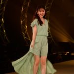 【動画】鈴木愛理がエメラルドグリーンの衣装で札幌コレクション2022 S/Sランウェイに登場！