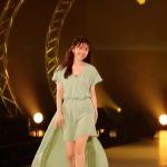 【動画】鈴木愛理がエメラルドグリーンの衣装で札幌コレクション2022 S/Sランウェイに登場！