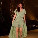 【動画】鈴木愛理がエメラルドグリーンの衣装で札幌コレクション2022 S/Sランウェイに登場！
