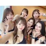 広瀬晏夕が肩出し超ミニのコスチューム披露。バックショットと全メンバー集合写真も公開！