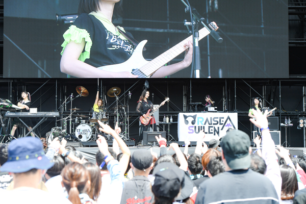 RAISE A SUILEN、唯一無二のバンドサウンドでオーディエンスを圧倒！＜JAPAN JAM 2022＞
